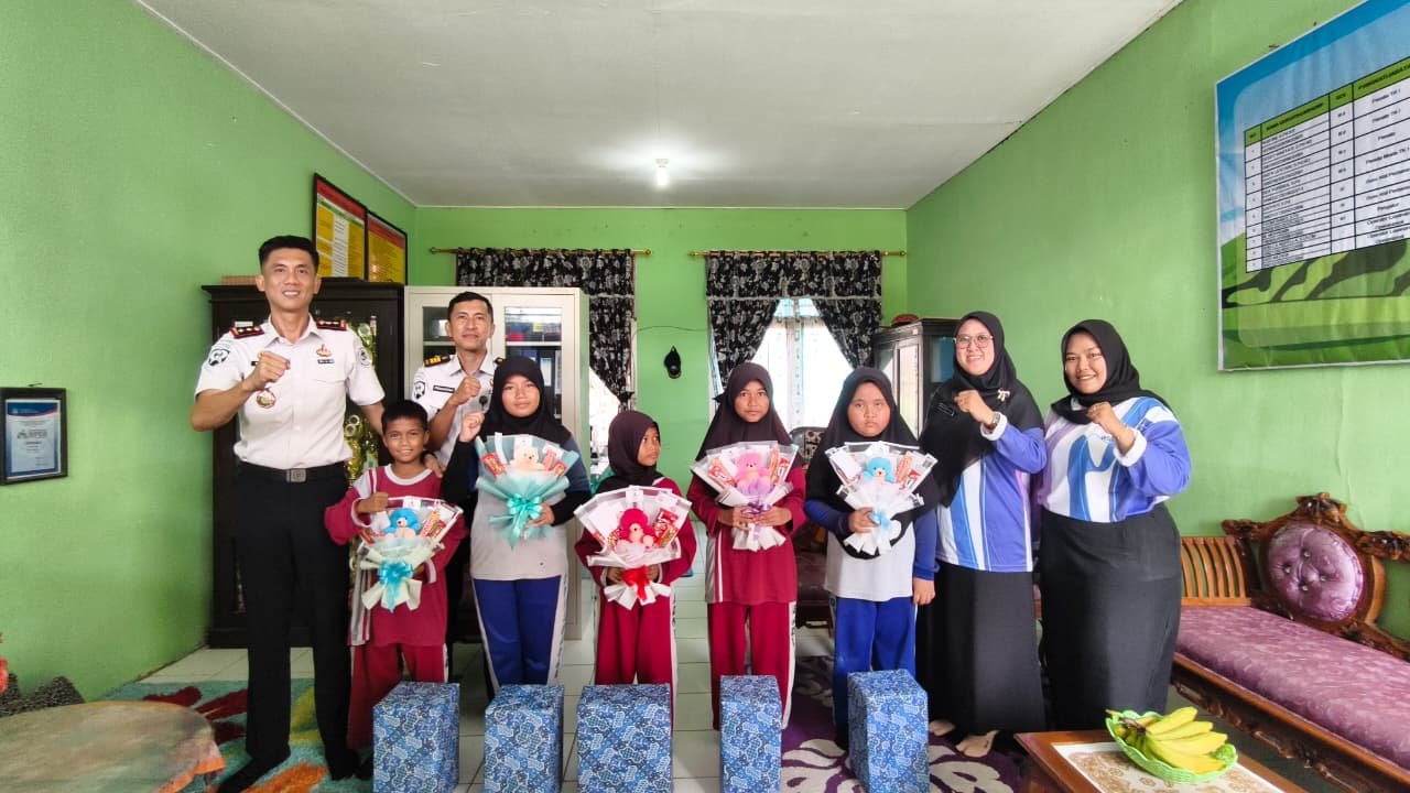 Sambut HBP Ke-62, Lapas Tanjung Pandan Salurkan Bantuan Sosial untuk Siswa SD Negeri 2 Badau
